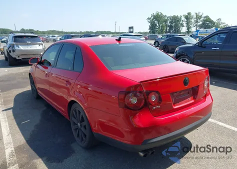 2010 Volkswagen Jetta Wolfsburg Edition z USA, uszkodzony, nr VIN 3VWRA7AJ2AM060894